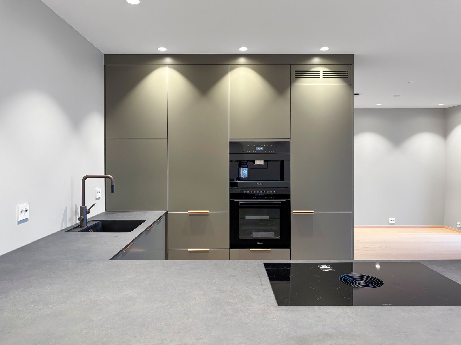 Kjøkkenet har god plass og moderne integrerte hvitevarer. Galleribilde