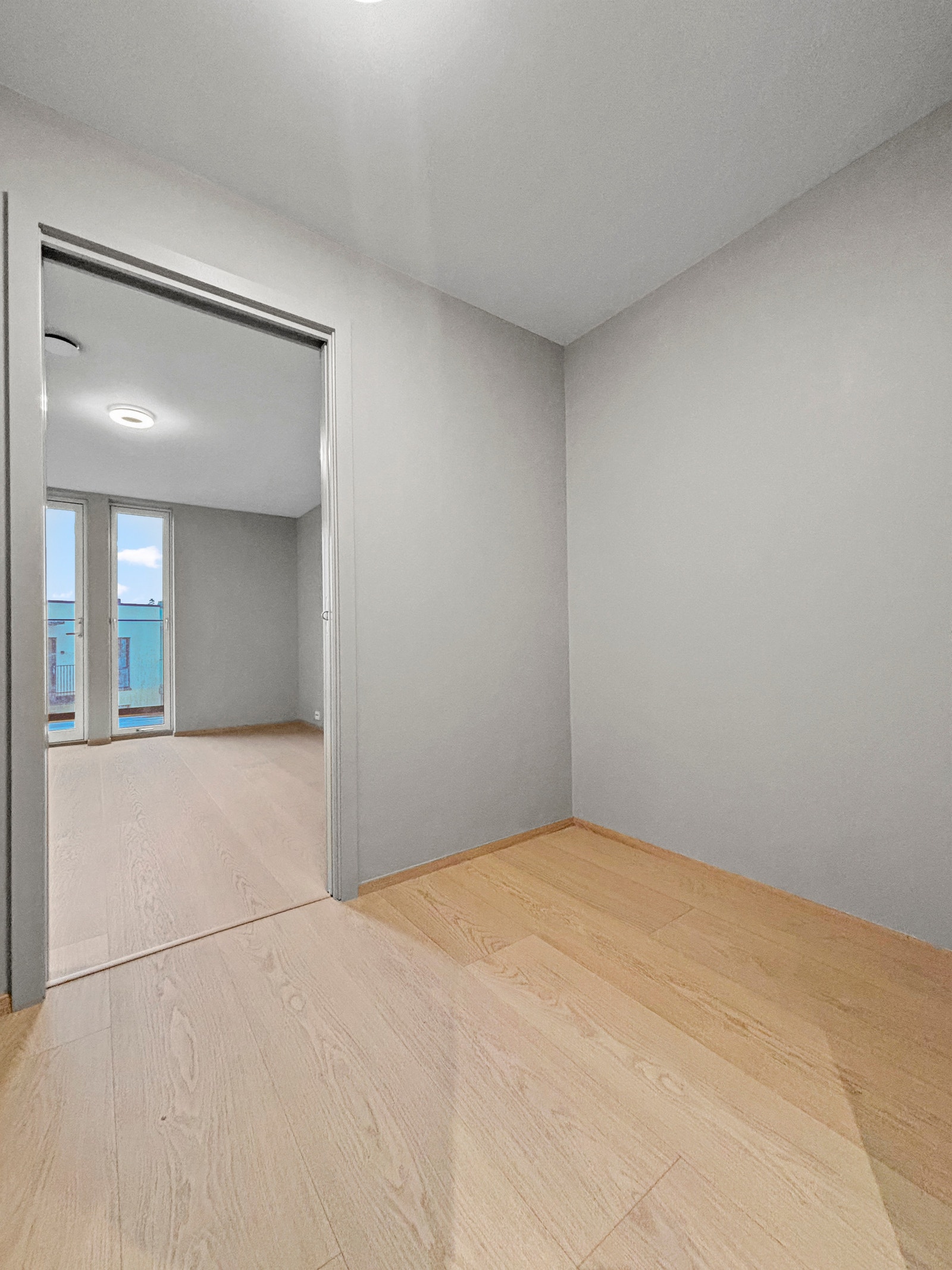 Walk - in garderome tilknyttet hovedsoverommet. Galleribilde