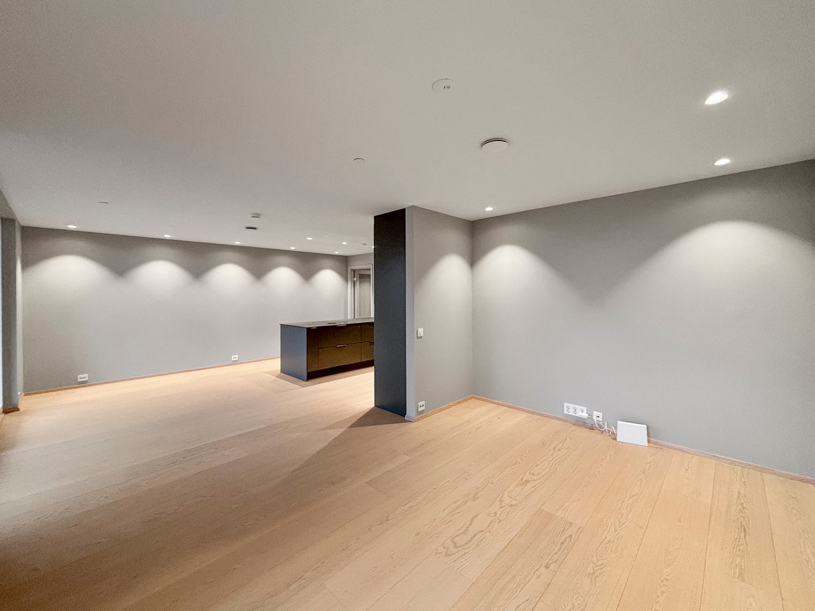 Leiligheten har åpen stue/kjøkkenløsning. Galleribilde