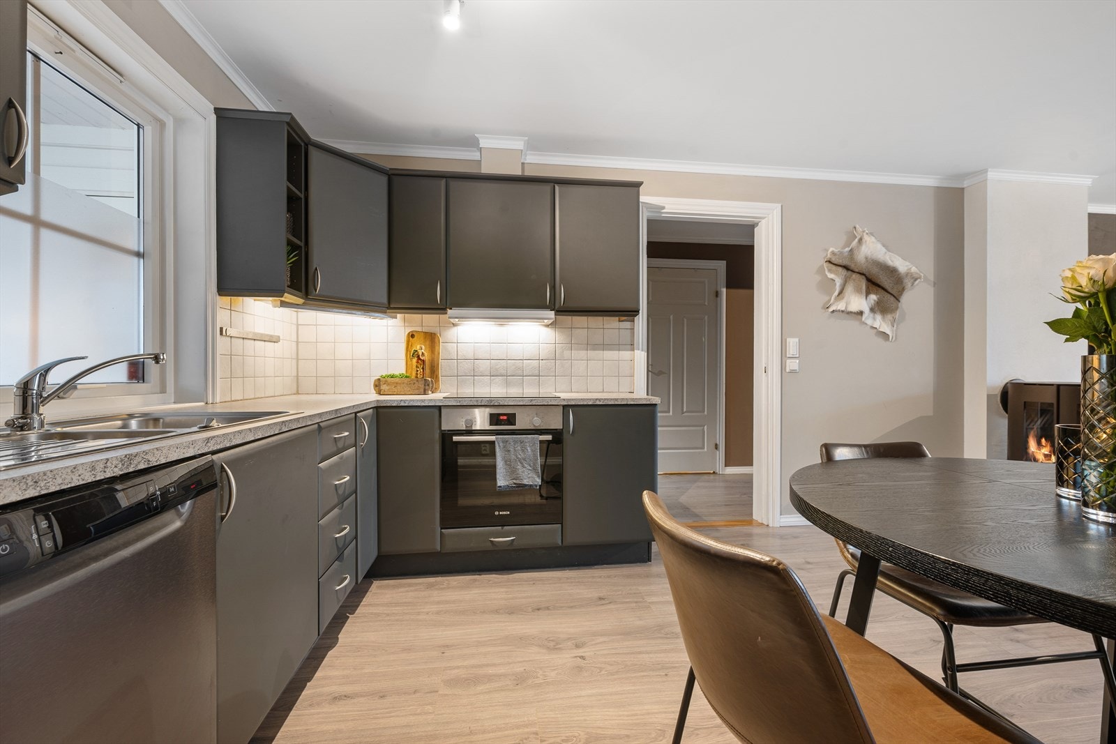 Kjøkkenet har innredning med glatte fronter. Benkeplaten er av laminat med stål oppvaskkum. Galleribilde