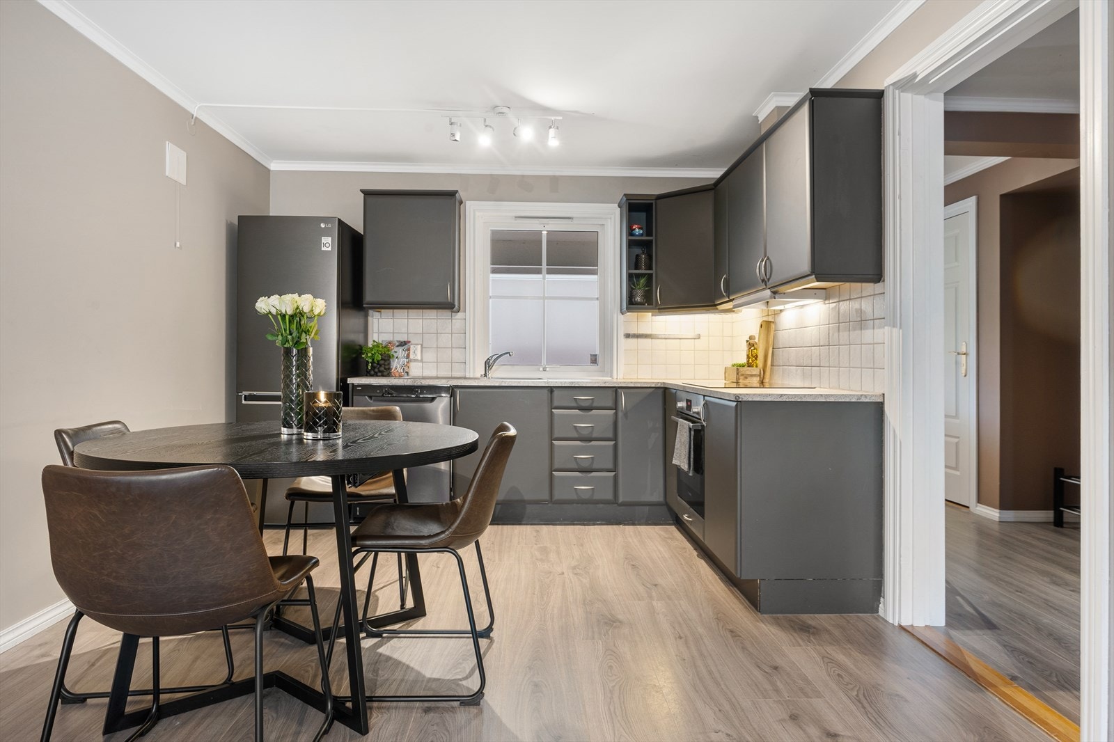 Kjøkkenet er innredet med kjøl/fryseskap, oppvaskmaskin og stekeovn. Galleribilde