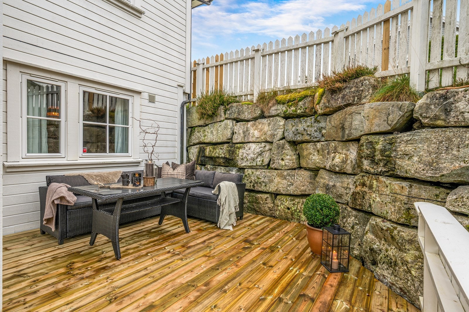 Det er utmerket plass til grill og ønsket utemøblement. Galleribilde