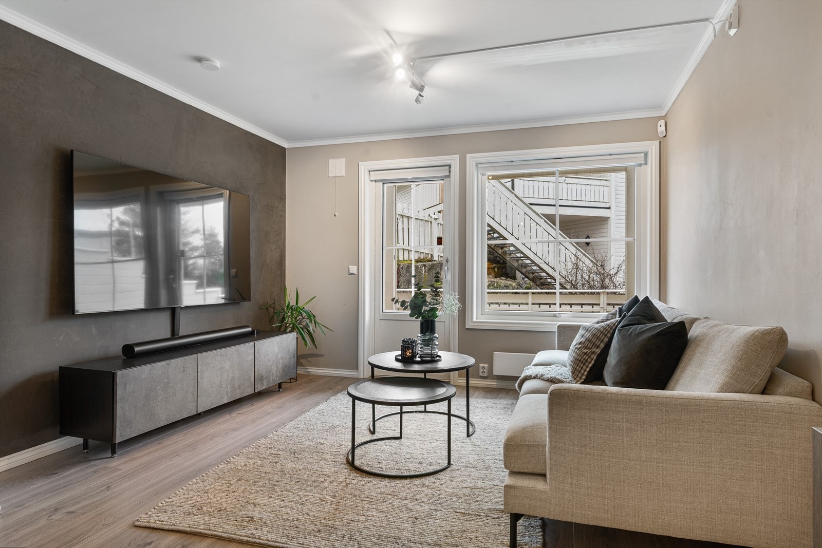 Fra stuen er det utgang til en romslig terrasse. Galleribilde