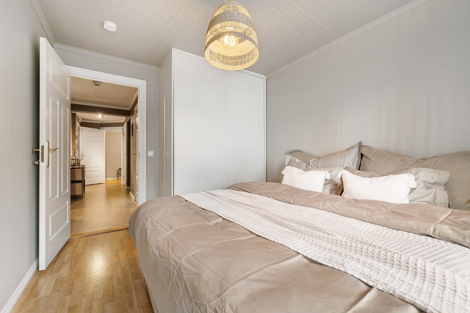 Det er en takhøy skyvedørsgarderobe på soverommet. Galleribilde