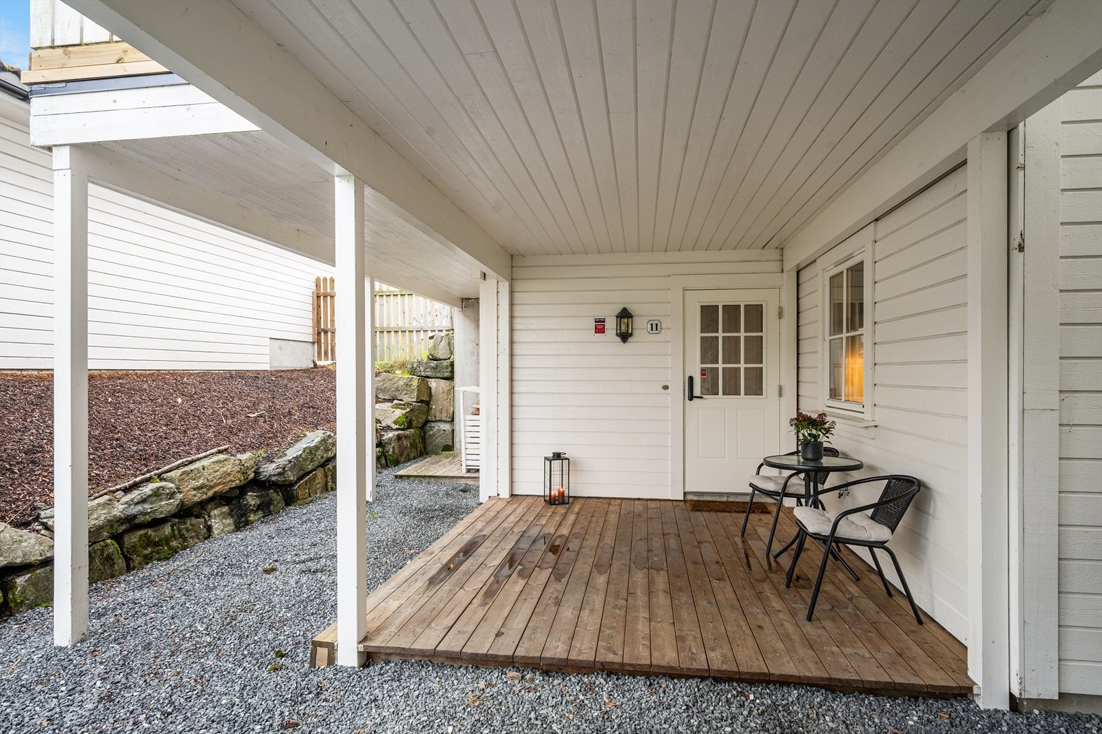 Boligen ligger i første etasje, og har adkomst via et overbygd inngangsparti. Galleribilde