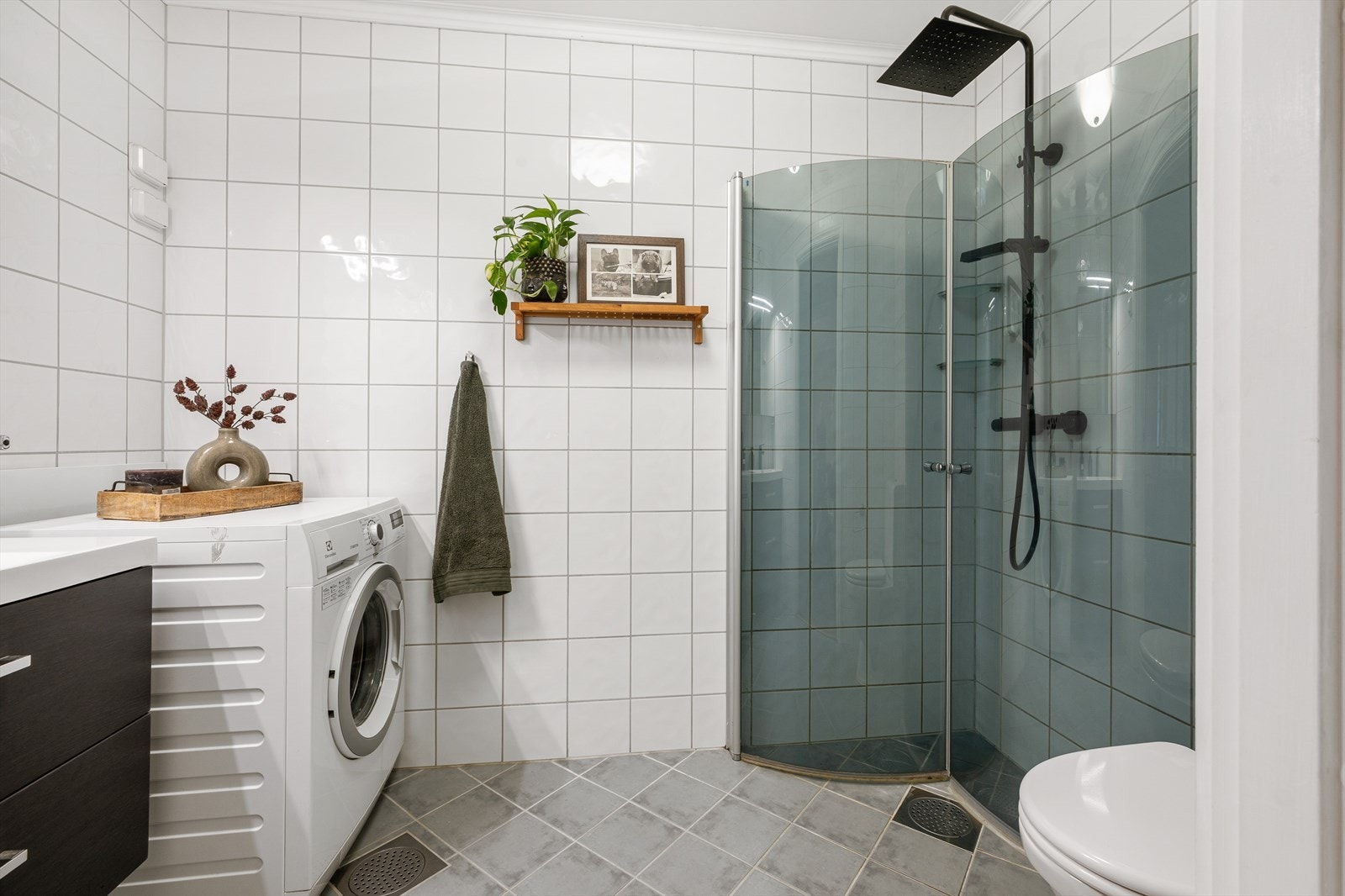 Badet er utstyrt med mekanisk avtrekk, gulvvarme og opplegg for vaskemaskin. Galleribilde