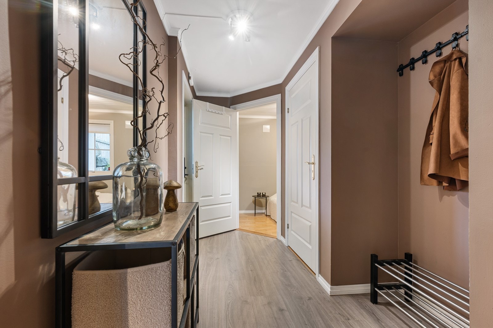 Boligen har en pen entré hvor veggene er malt i en delikat, tidsmessig fargetone. Galleribilde