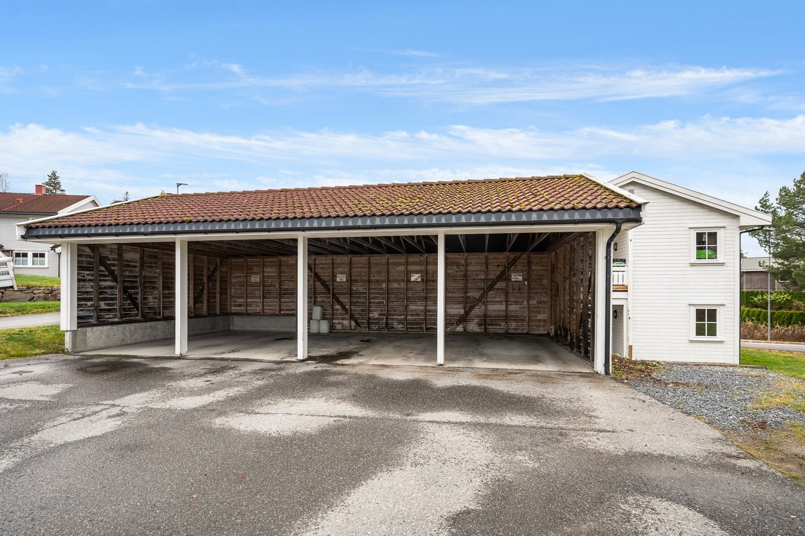 Det medfølger egen carportplass i felles rekke. Galleribilde
