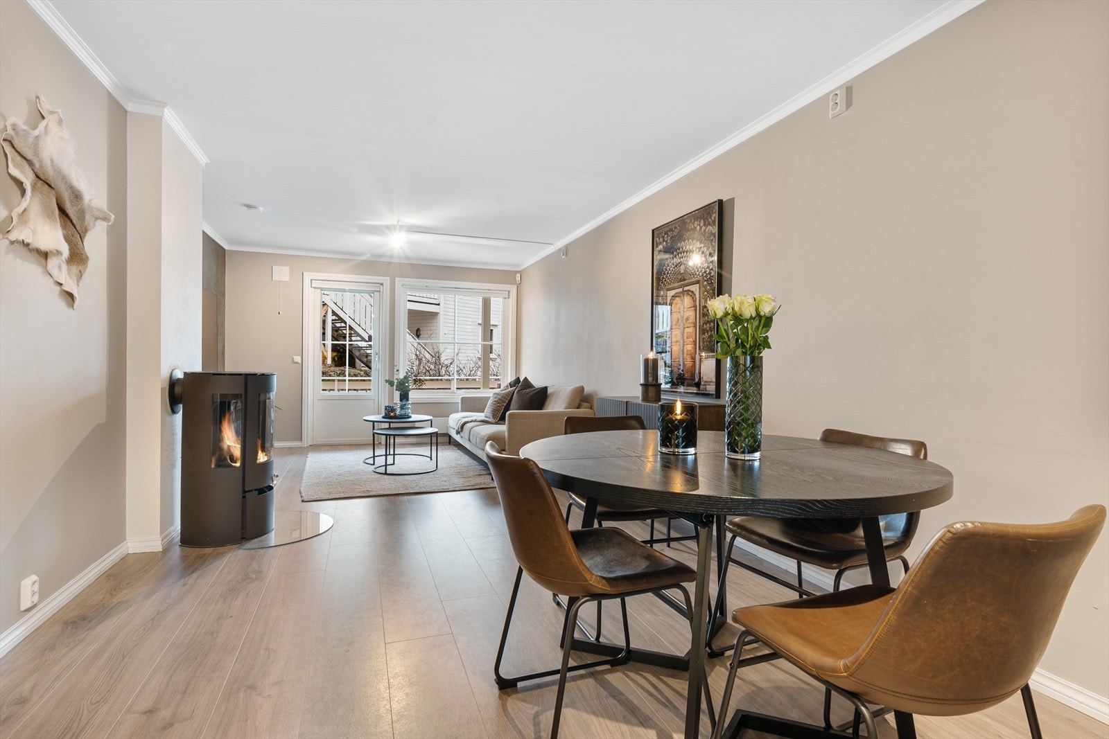 De store vindusoverflatene gir rikelig med naturlig lysinnslipp. Galleribilde