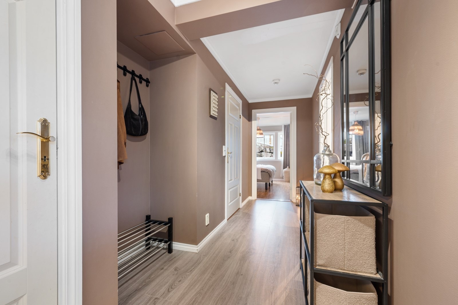 Det er plass til garderobeløsning i en nisje, og mer oppbevaringsplass finnes i en tilliggende innebod. Galleribilde