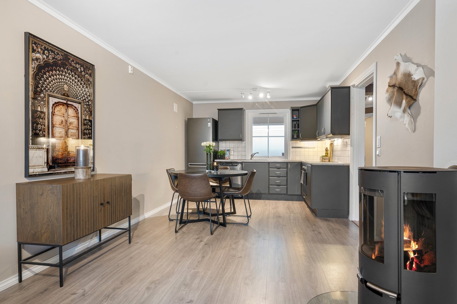 Åpen stue/kjøkkenløsning. Galleribilde