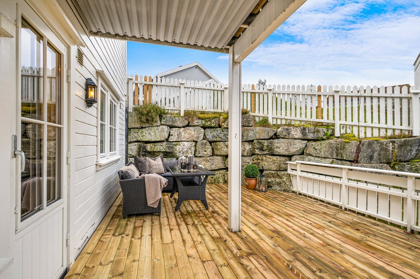 Boligen har utgang fra stuen til en dels overbygd, vestvendt terrasse av god størrelse. Galleribilde