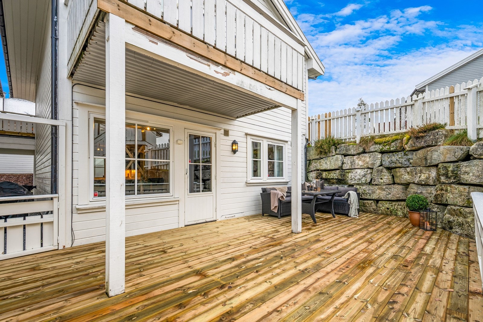 Det er lagt nytt terrassedekke i senere tid. Galleribilde