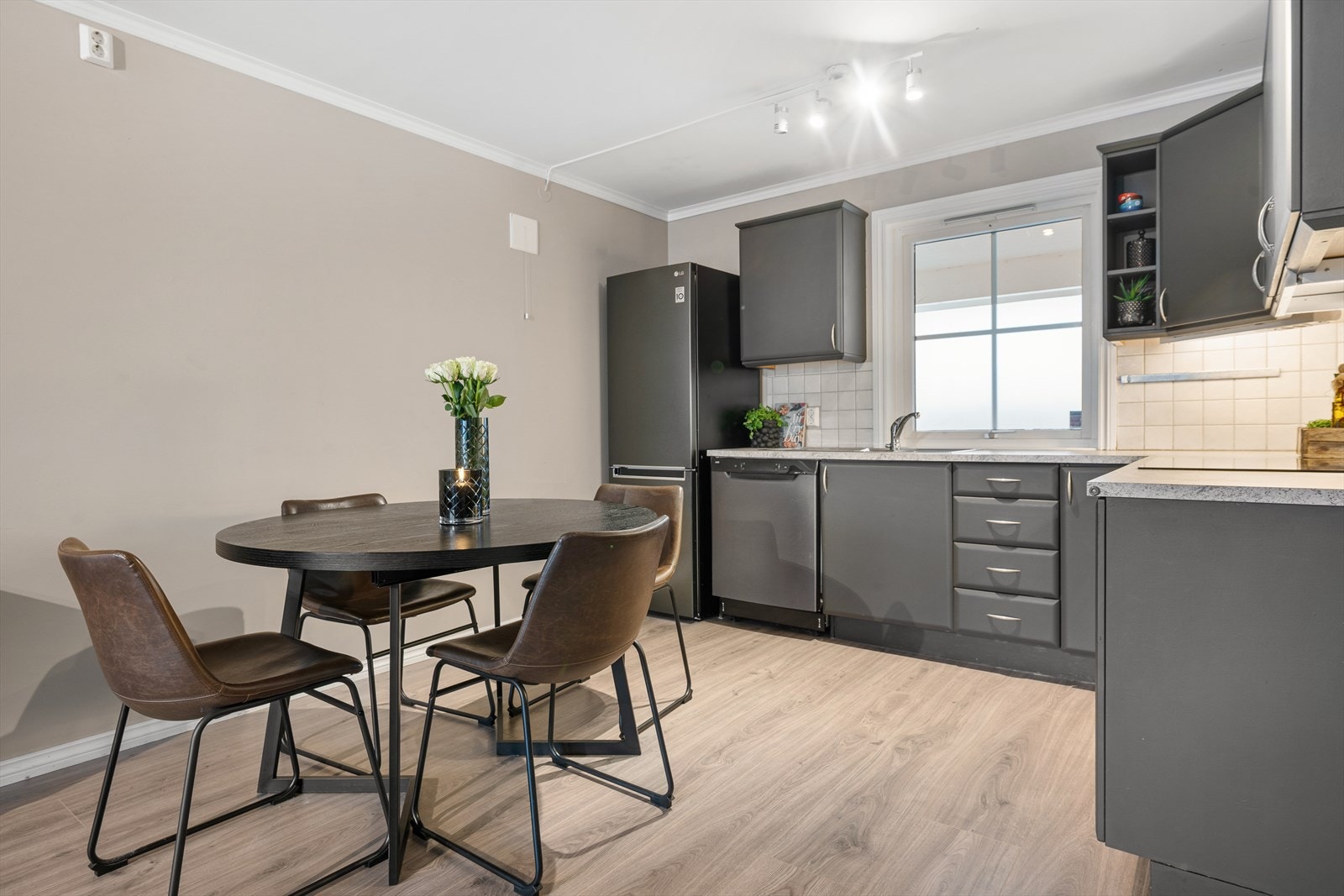 Kjøkkenet har et stilrent og pent design med god skap- og benkeplass. Galleribilde