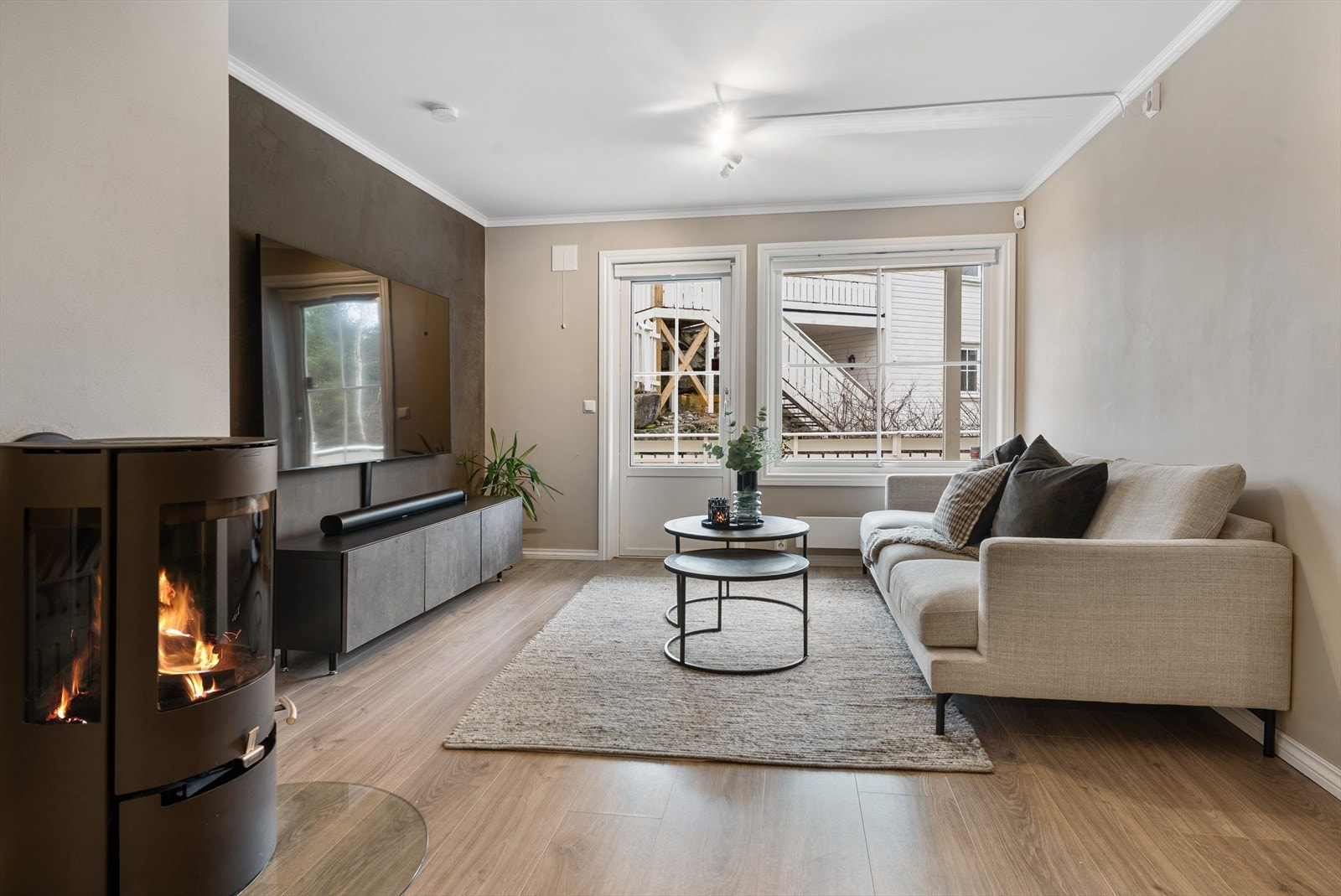 Innbydende stue som fint kan innredes med ønsket møblement. Galleribilde