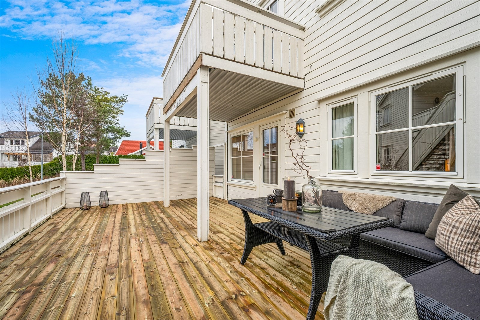 En velholdt og pen halvpart av en horisontaldelt tomannsbolig. Galleribilde