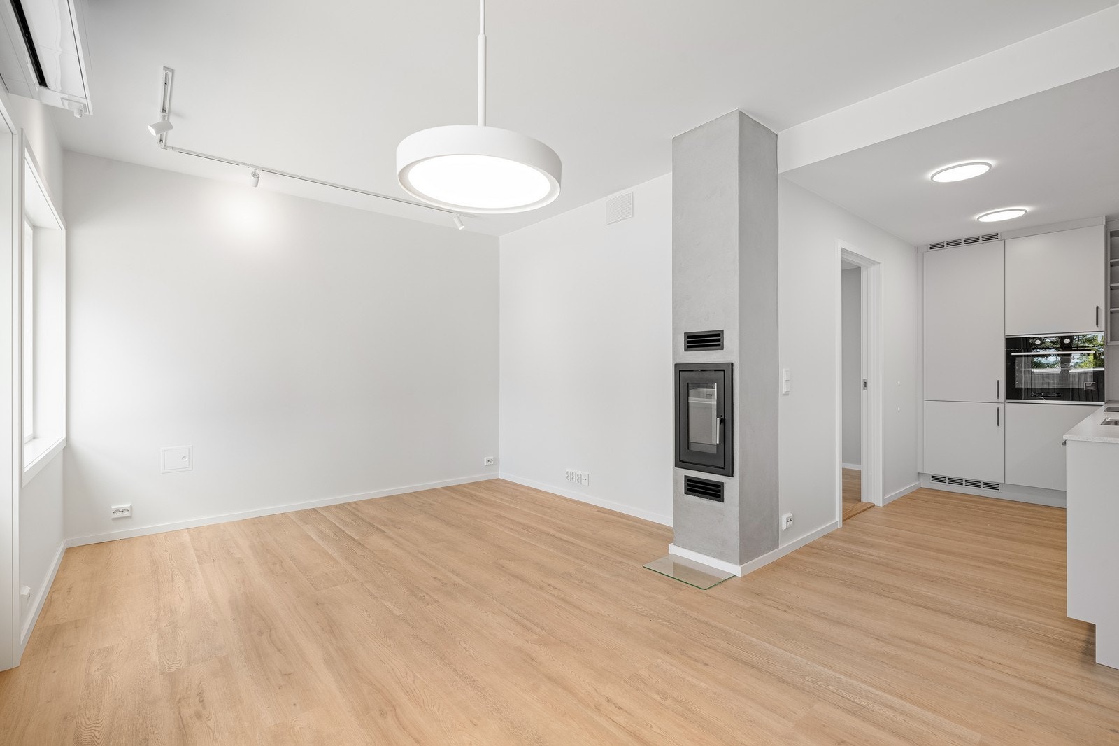 Stuen oppleves lys og hyggelig Galleribilde