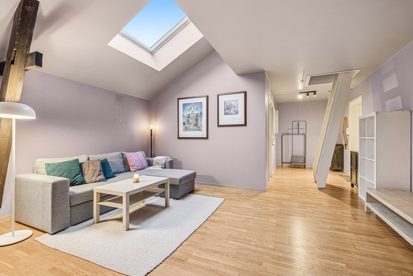 Det er parkett i alle oppholdsrom. Slette malte vegger med listefri utførelse mellom tak og vegger Galleribilde