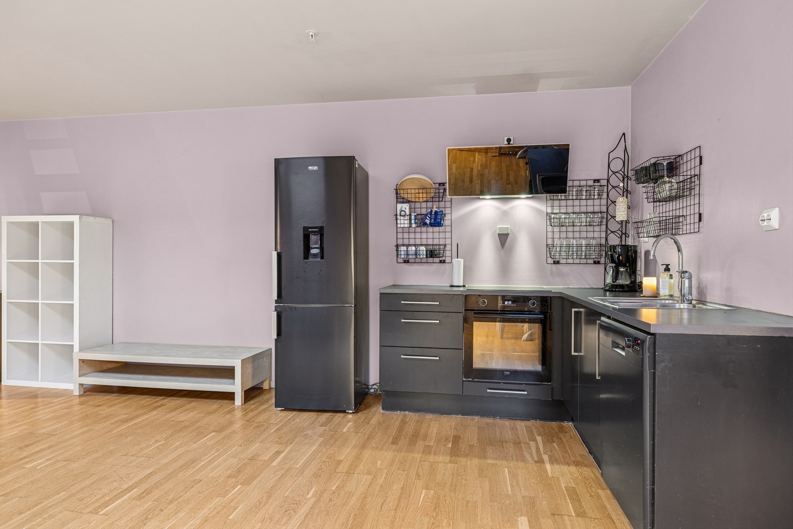 Integrert stekeovn og platetopp. Oppvaskmaskin og kjøleskap medfølger Galleribilde