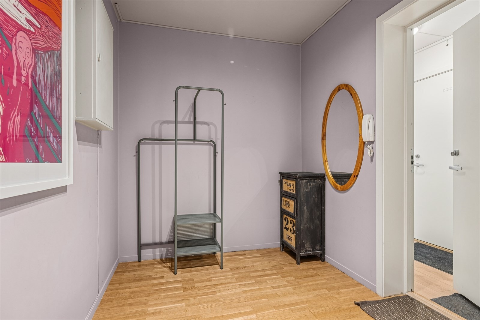 Entrè med plass til garderobeskap/skyvedørsgarderobe Galleribilde