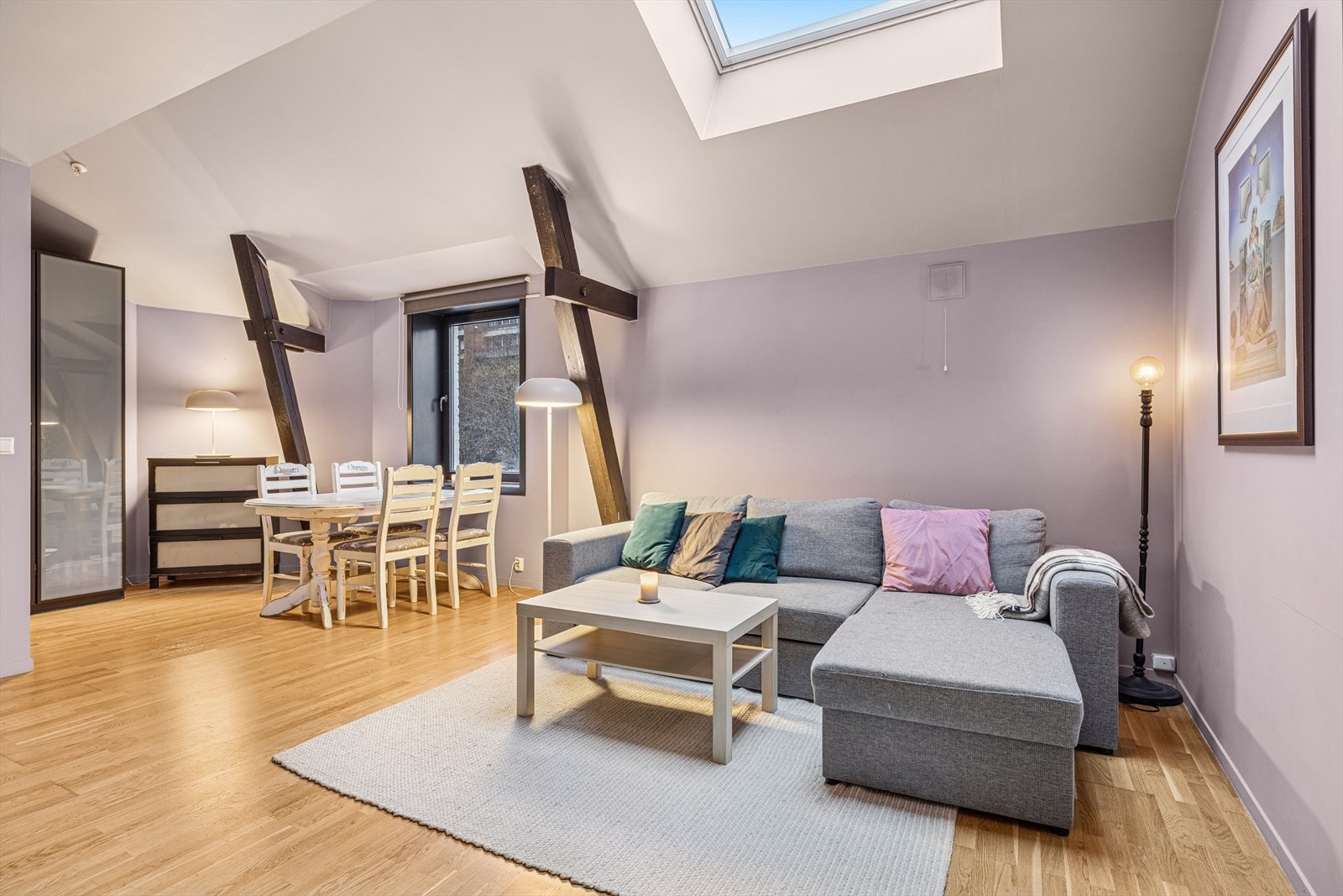 Leiligheten har god takhøyde, noe som gir en ekstra romslig følelse Galleribilde