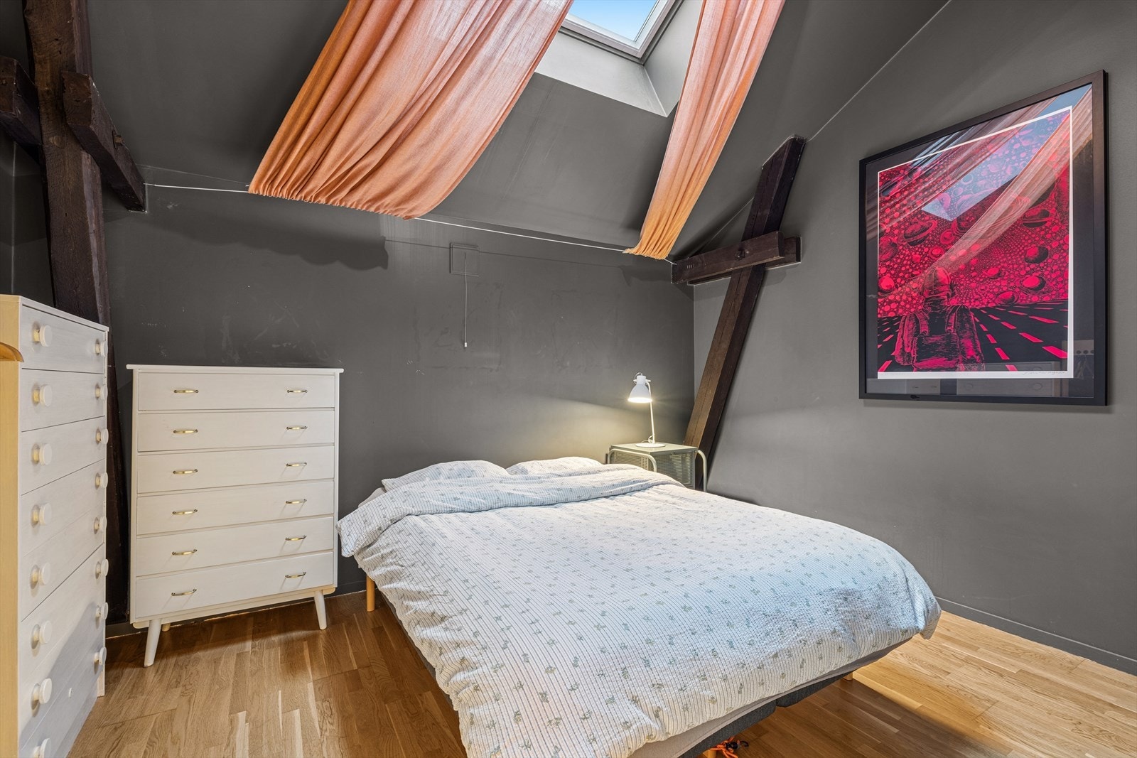 Soverom med god plass til garderobeskap Galleribilde