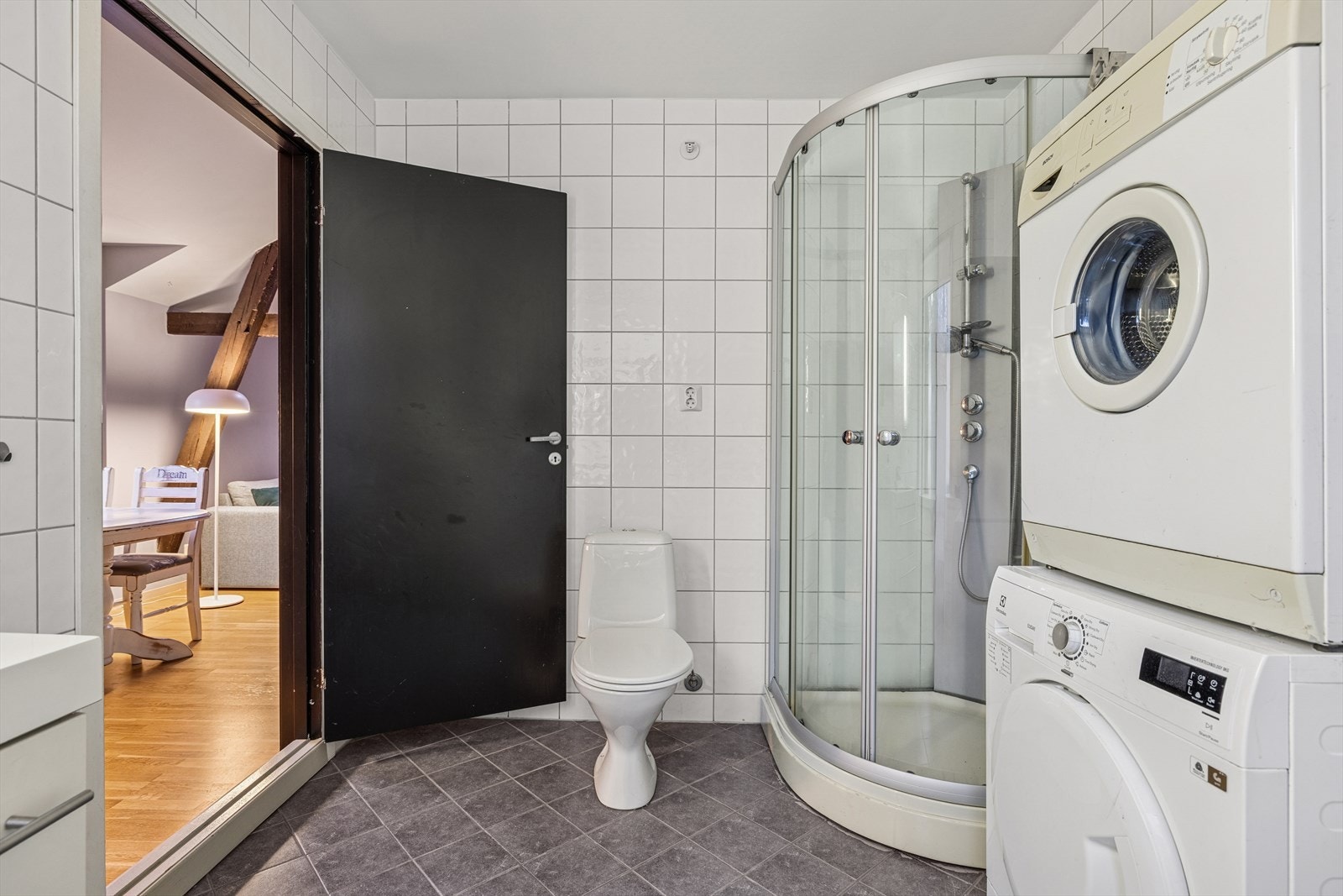 På badet er det dusjkabinett, toalett og baderomsinnredning. Galleribilde