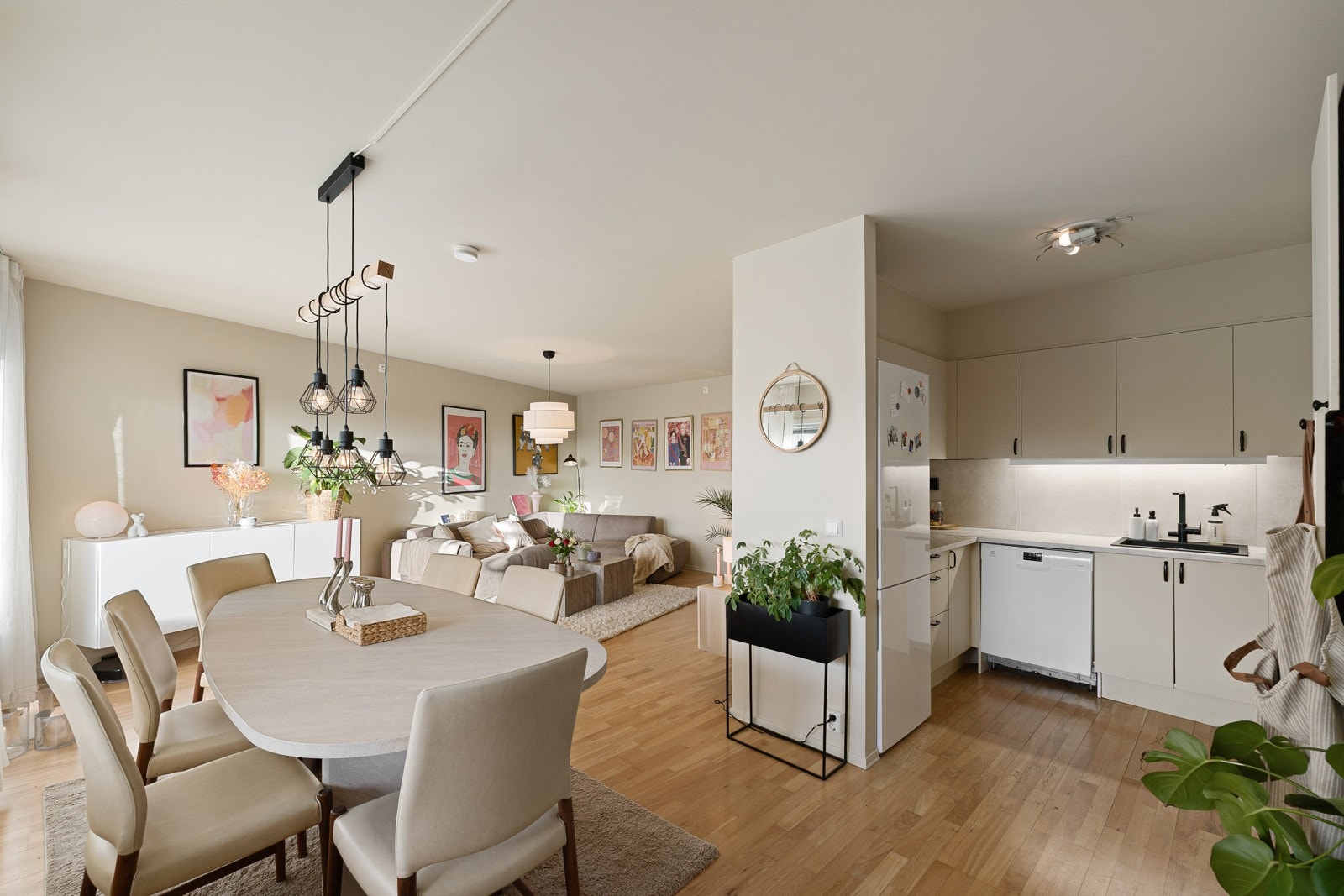 Kjøkkenet ligger tilbaketrukket i bakkant av stuen. Galleribilde