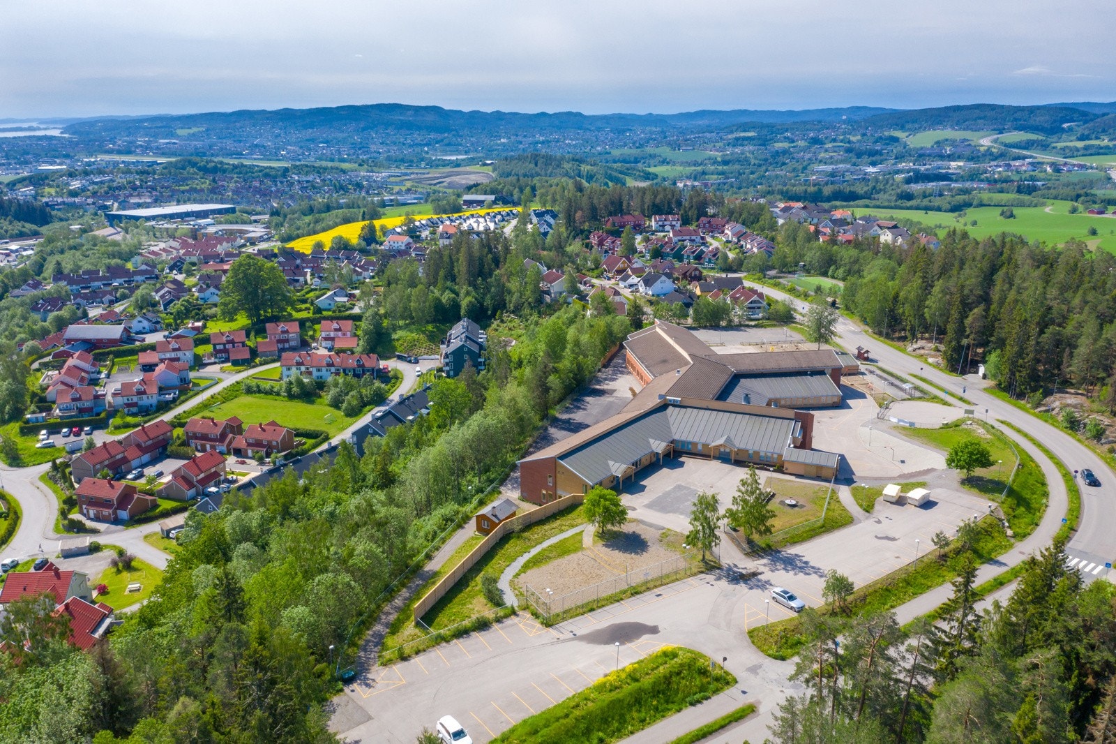 Leiligheten ligger i et veletablert boligområde på Skedsmokorset. Galleribilde