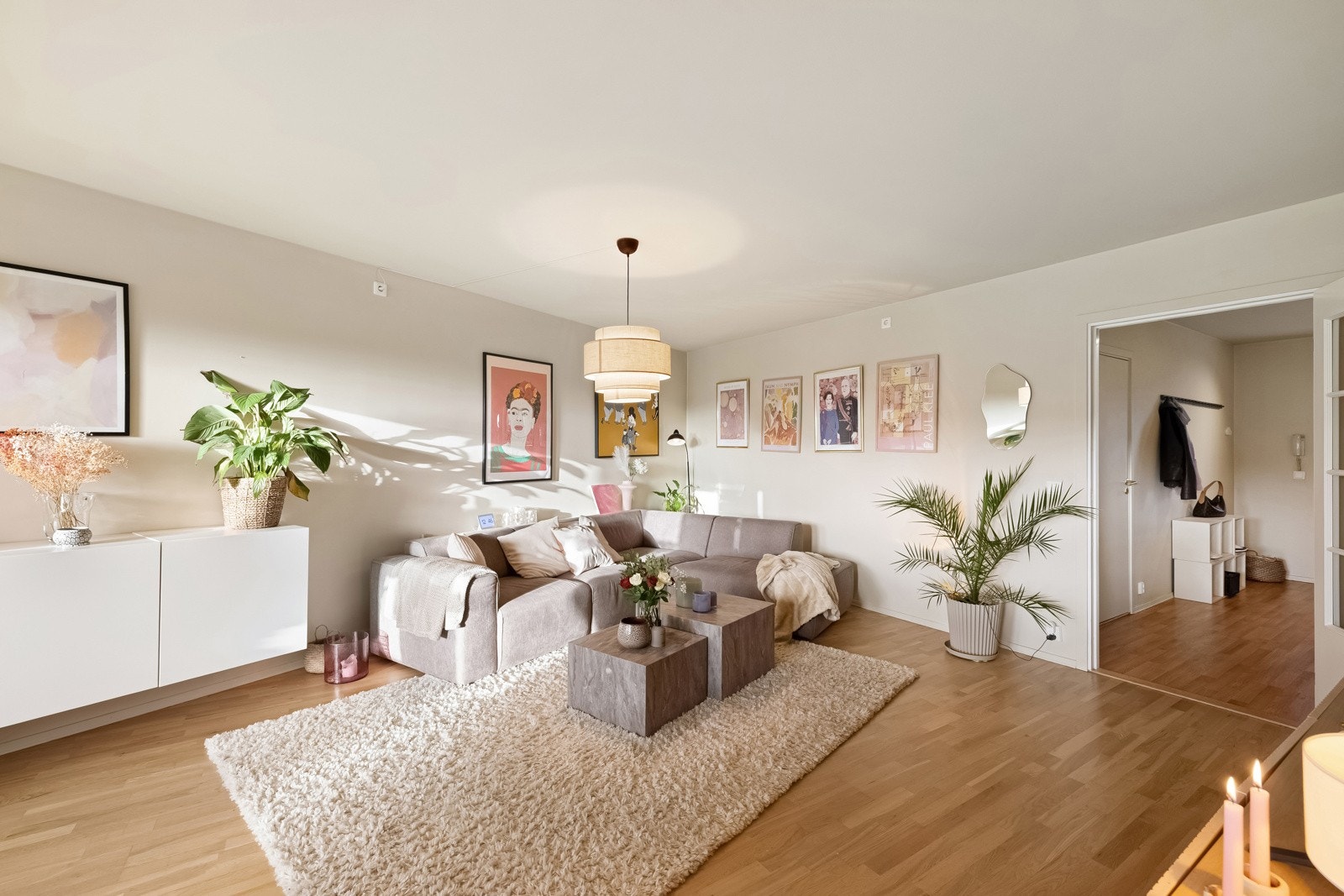 Overflater i stue/kjøkken, soverom og entré ble malt i 2021. Galleribilde