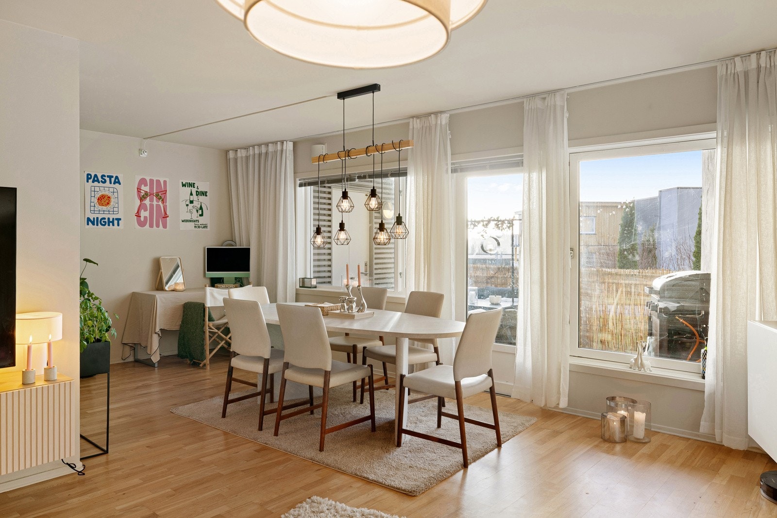 De store vinduene gir godt lysinnslipp, og det er utgang til overbygd balkong. Galleribilde