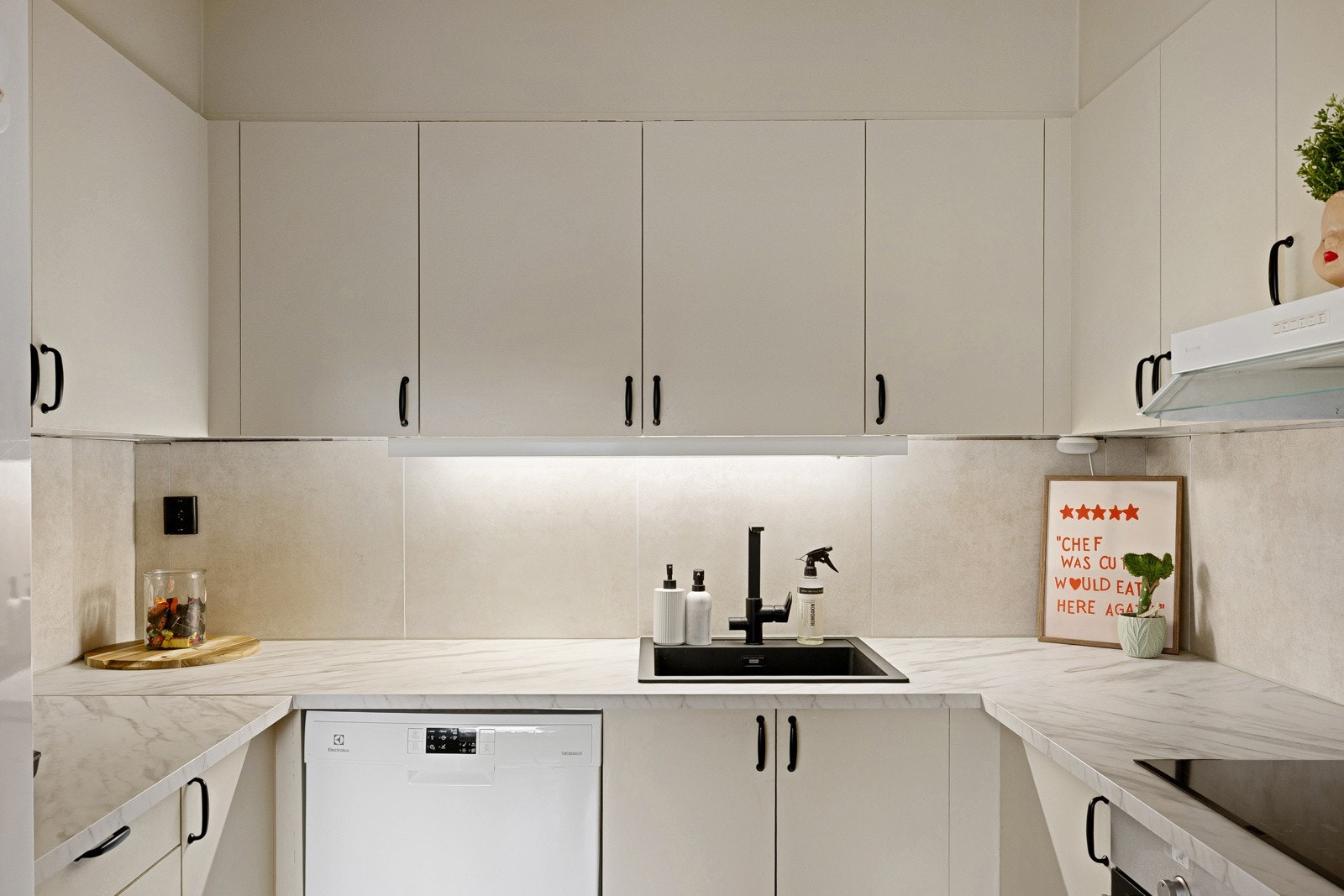 Fronter og benkeplate ble foliert i 2021. Galleribilde