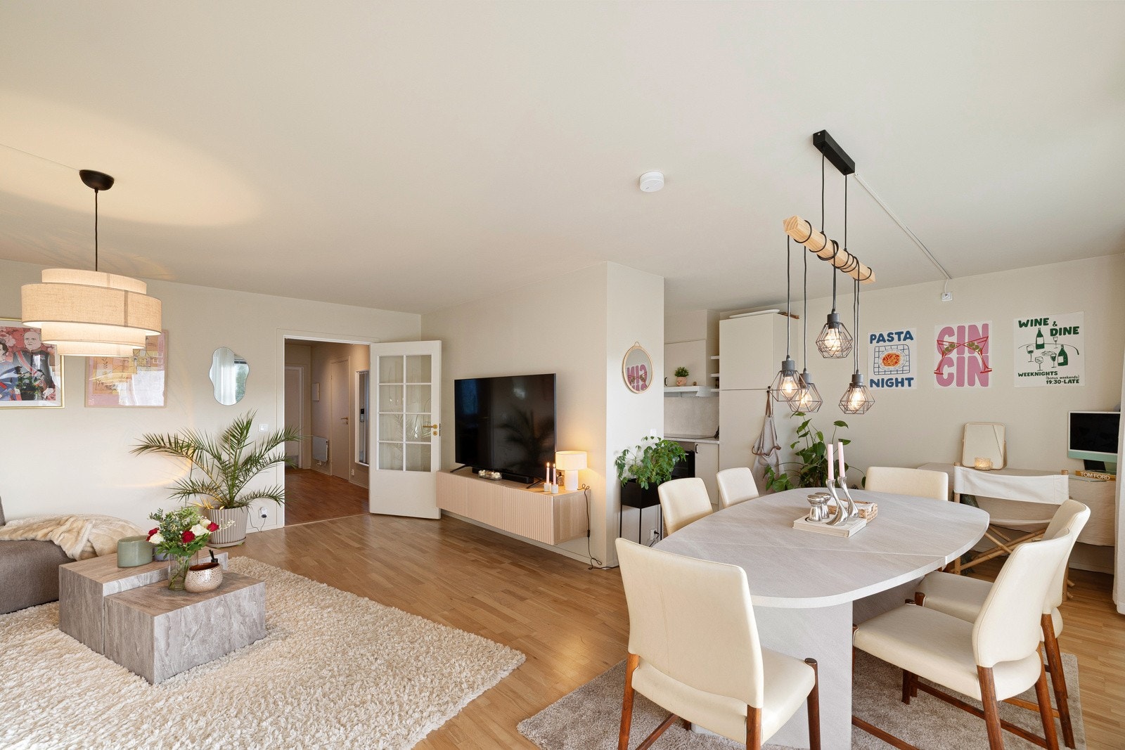 Fin løsning med plass til sofagruppe og spisebord i egne soner. Galleribilde