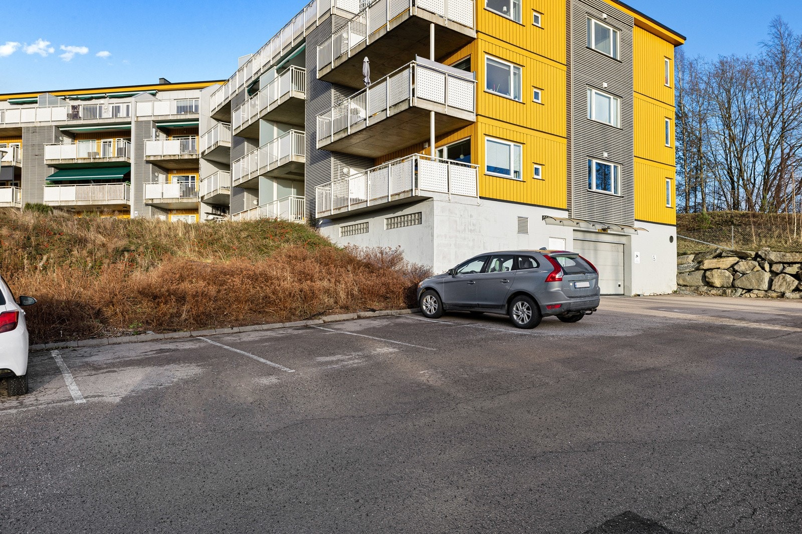 Det medfølger fast parkeringsplass med mulighet for å installere elbillader. Galleribilde