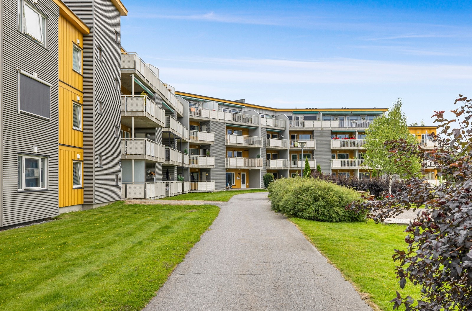 Fine fellesområder med hage og asfalterte internveier. Galleribilde