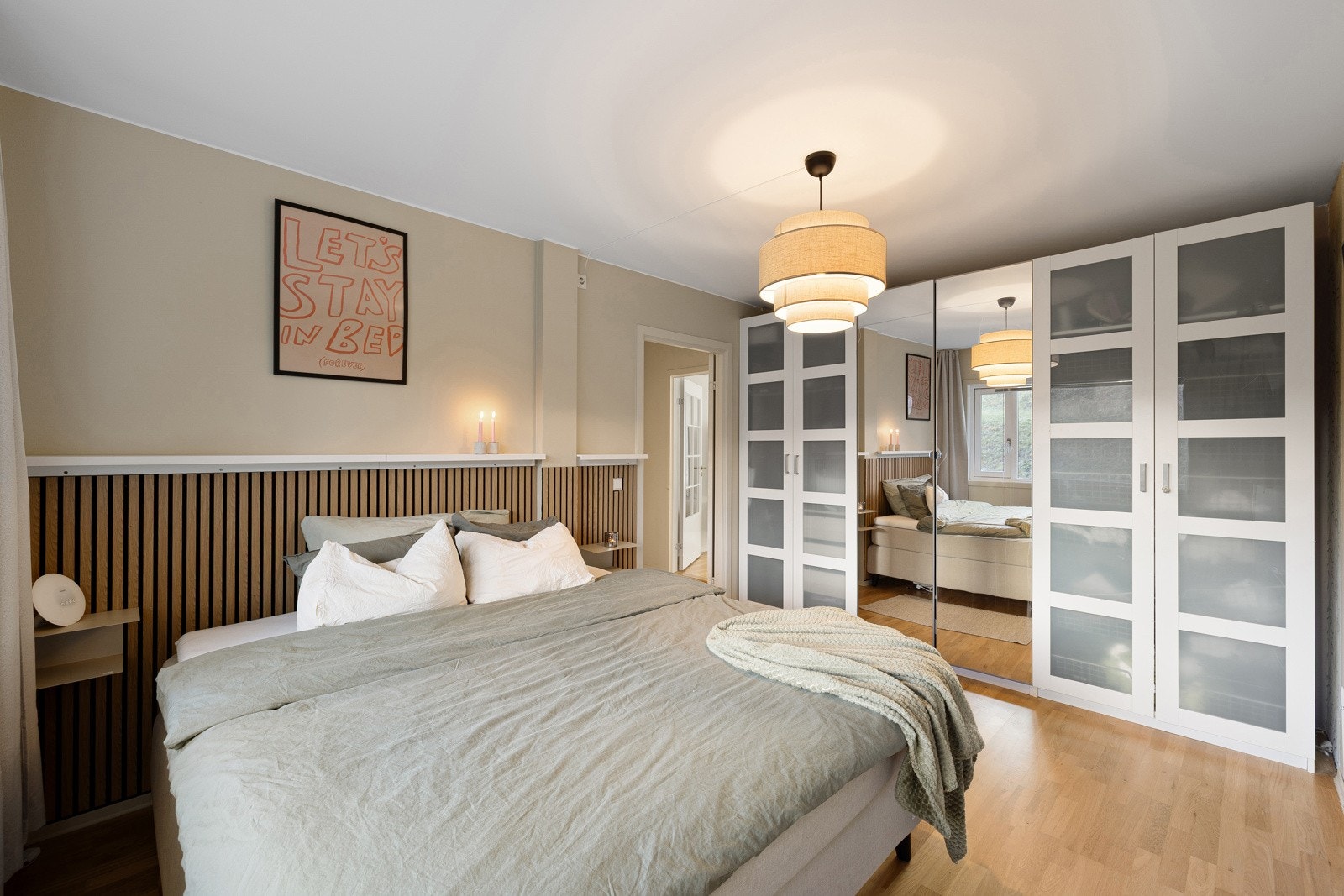 Stort hovedsoverom med garderobeløsning og god plass til dobbeltseng. Galleribilde