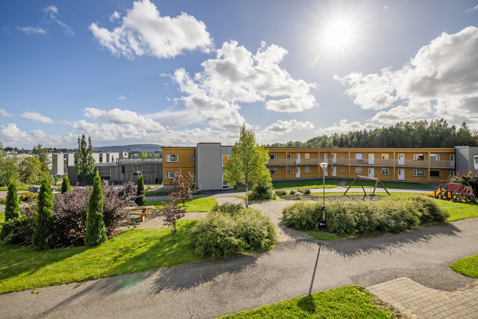 Leiligheten ligger i et populært borettslag sentralt på Brånåsen, med kort vei til butikker, buss og fine markaområder. Galleribilde