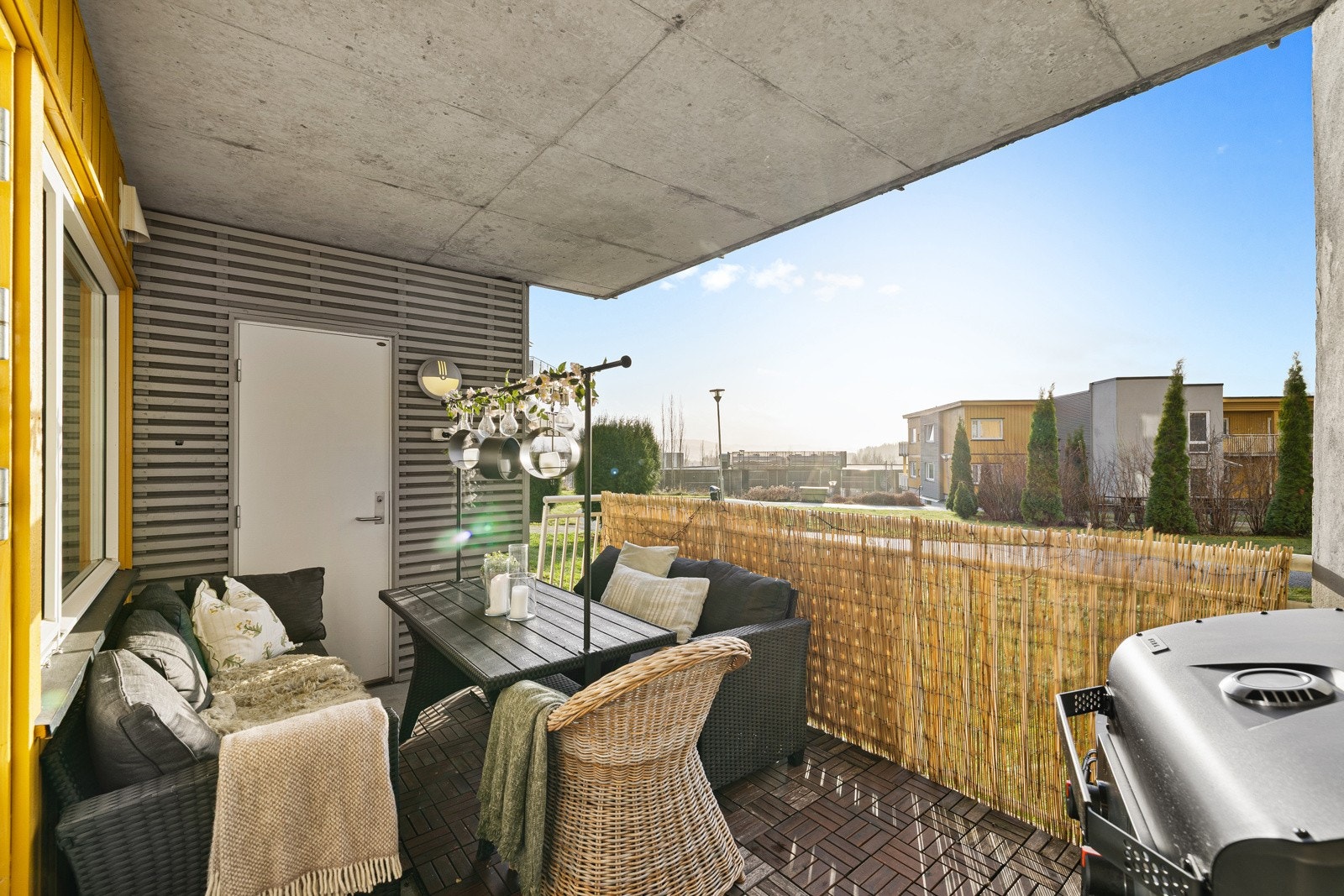 Leiligheten byr på solrik balkong m/utebod, tilgang på takterrasse og fast p-plass med mulighet for lader. Galleribilde