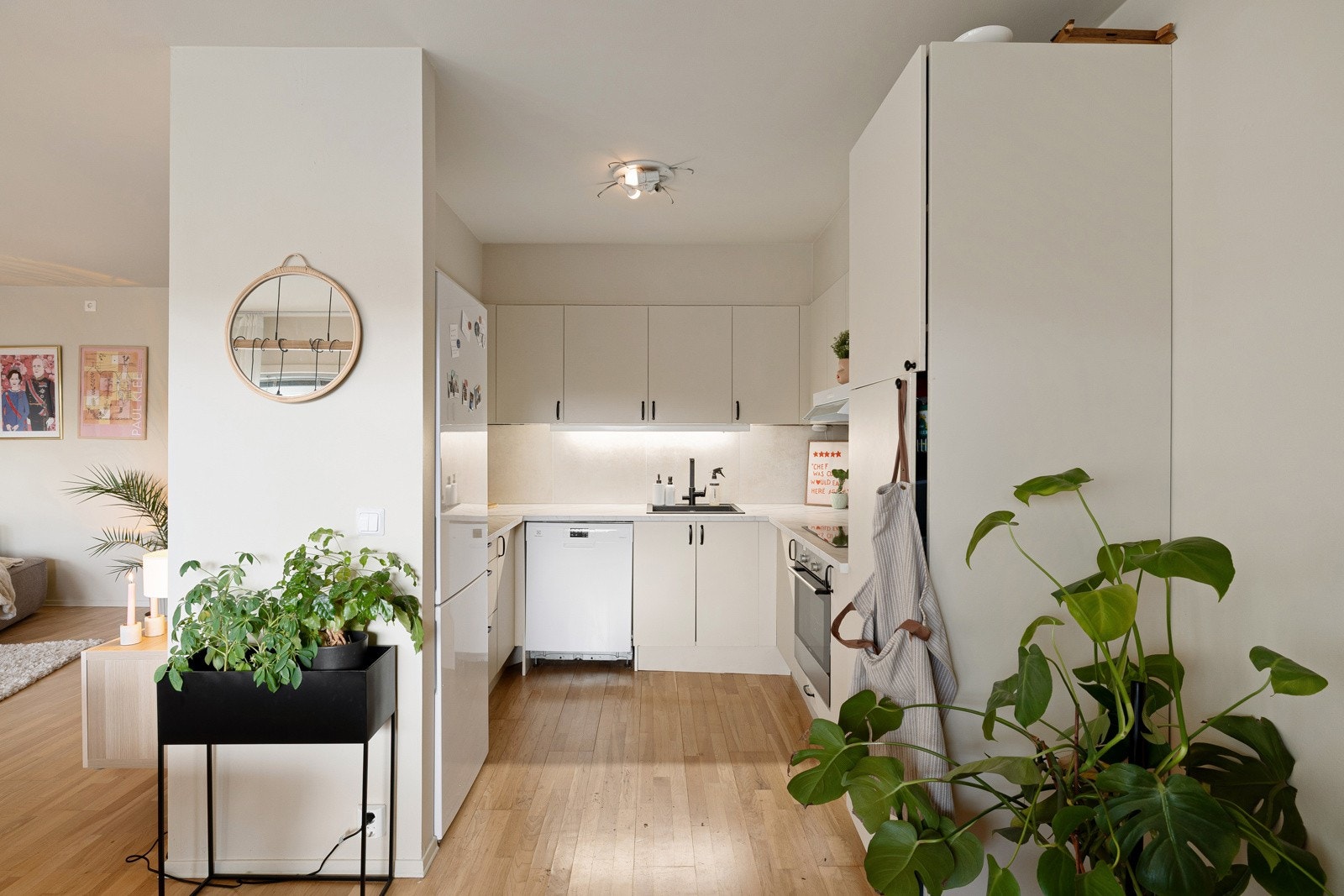 Praktisk løsning med innredning på to sider, med god skap -og benkeplass. Galleribilde