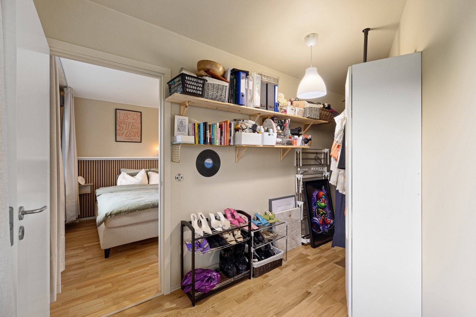 Innenfor hovedsoverommet er det omkledningsom. Galleribilde