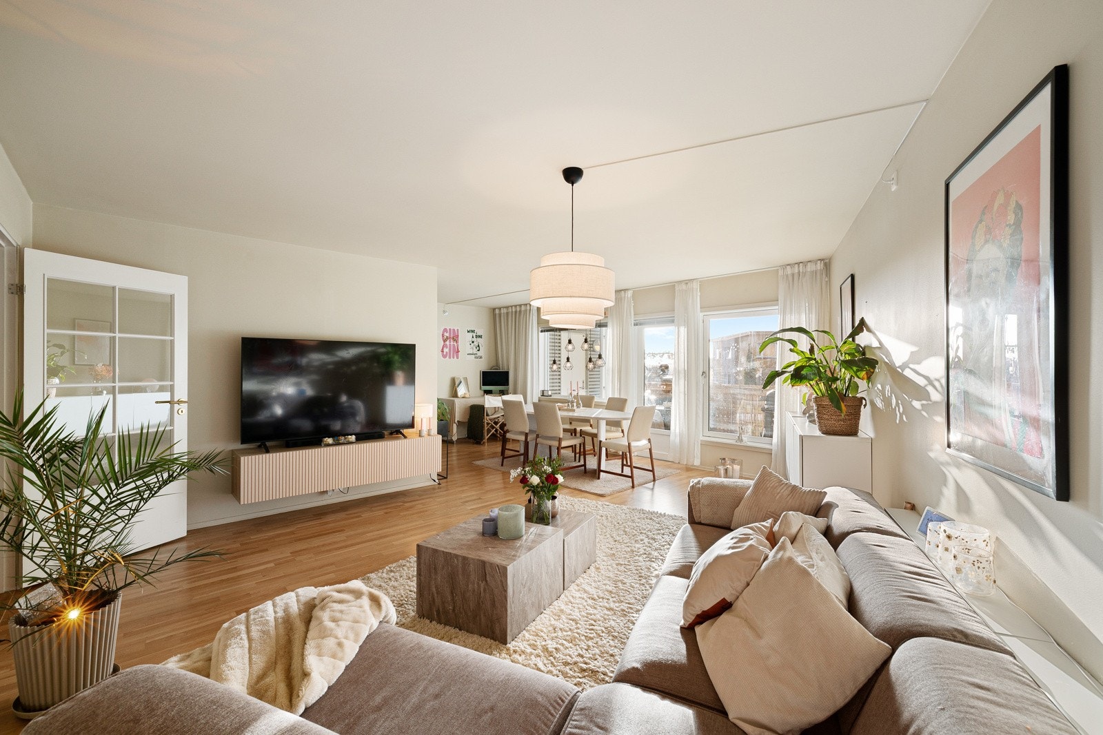 Romslig leilighet fordelt på 88 kvm, med sosialt allrom. Galleribilde