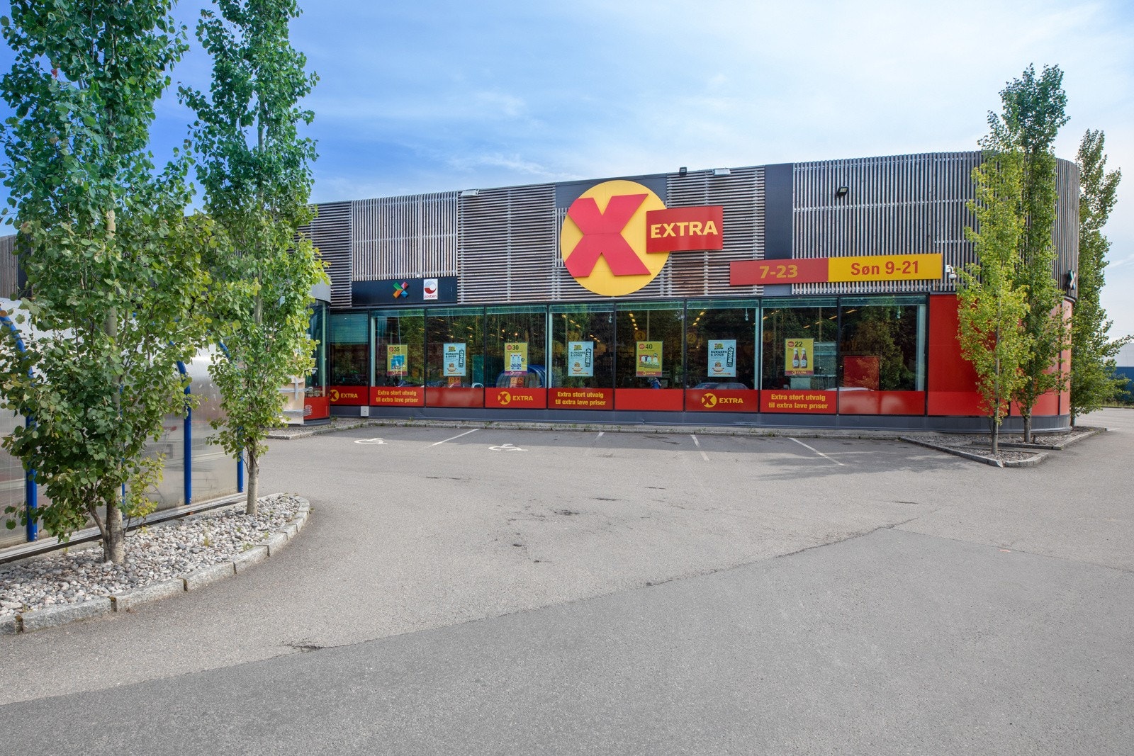 Extra ligger ca. 300 meter fra døra og er søndagsåpen. Galleribilde