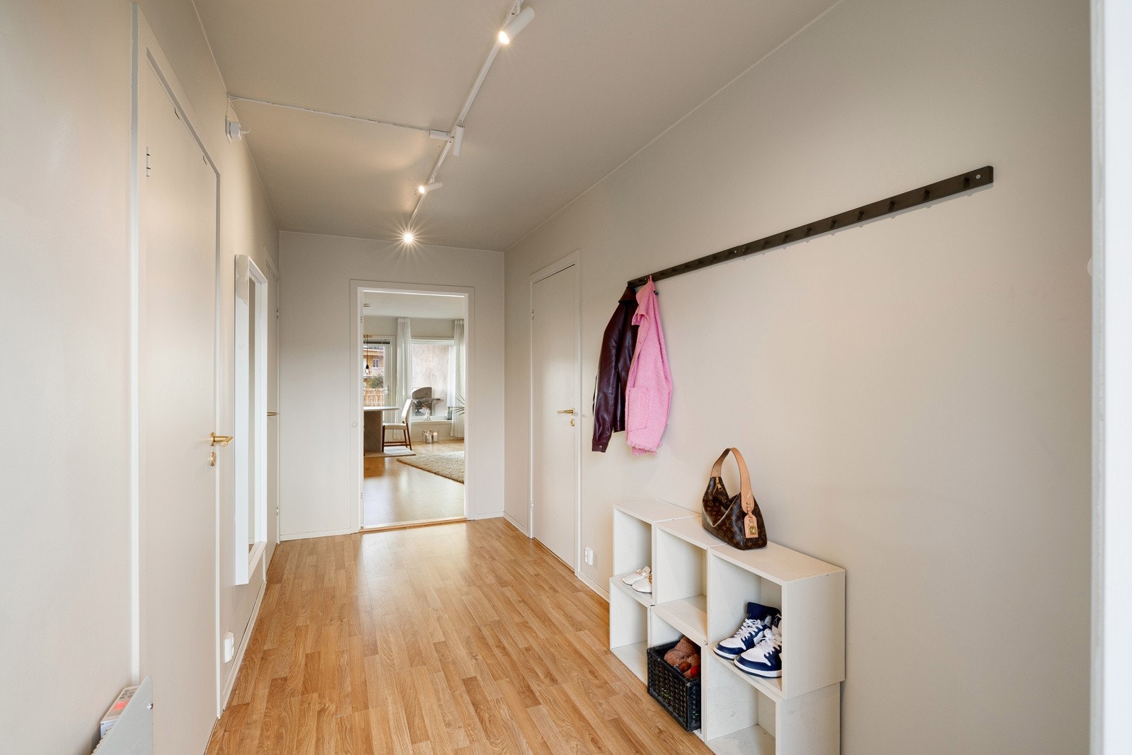 Romslig og lys entré med god plass til skap, knagger og skohylle. Galleribilde