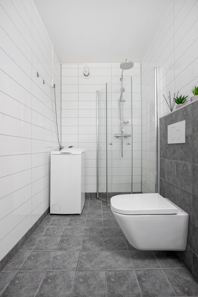 Moderne bad, opplegg for vaskemaskin Galleribilde