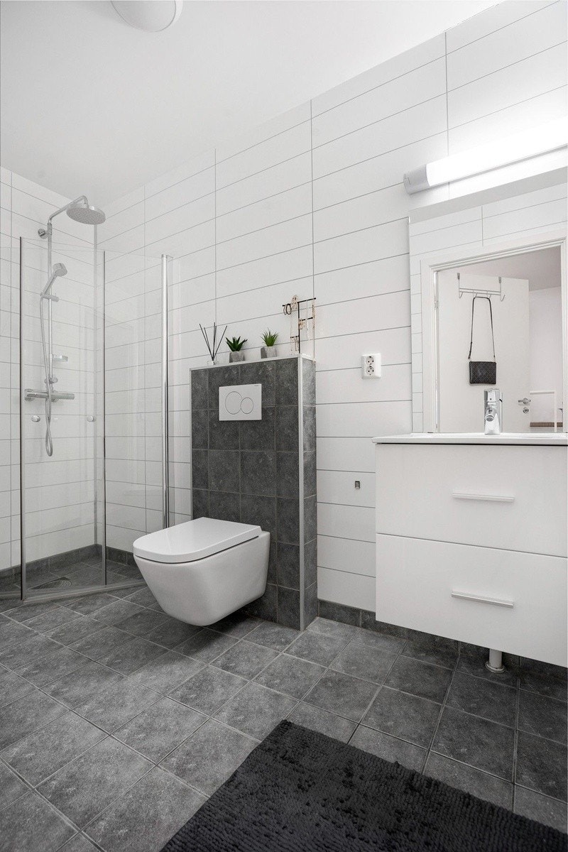 Moderne bad, opplegg for vaskemaskin Galleribilde