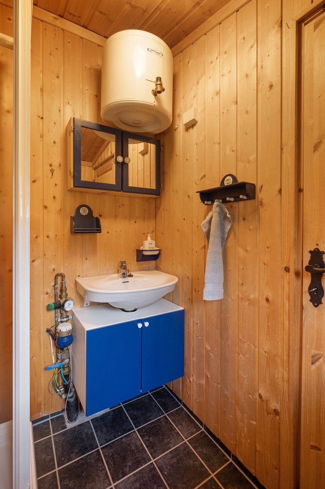 Flislagt gulv og panel på veggene. Galleribilde