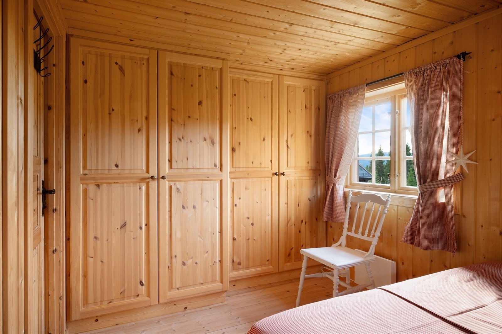 På hovedsoverommet er det store og gode klesskap. Galleribilde