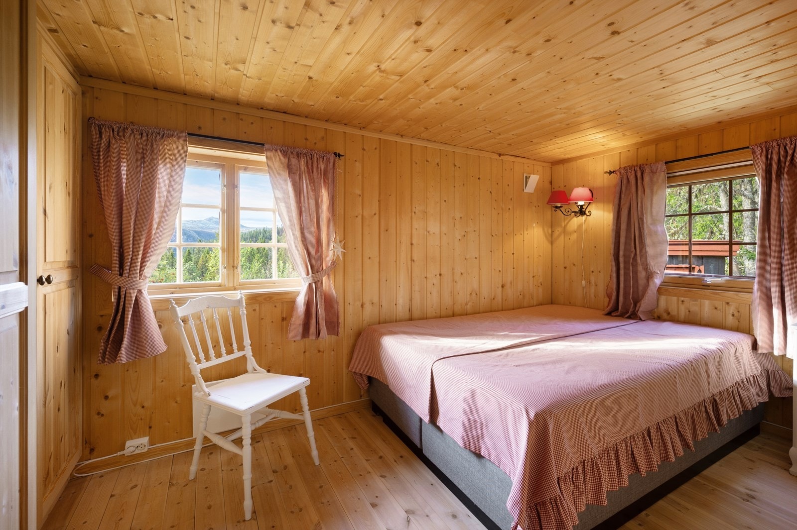 Det er to soverom i hytta, hvor begge er store og har god plass til møblering. Galleribilde