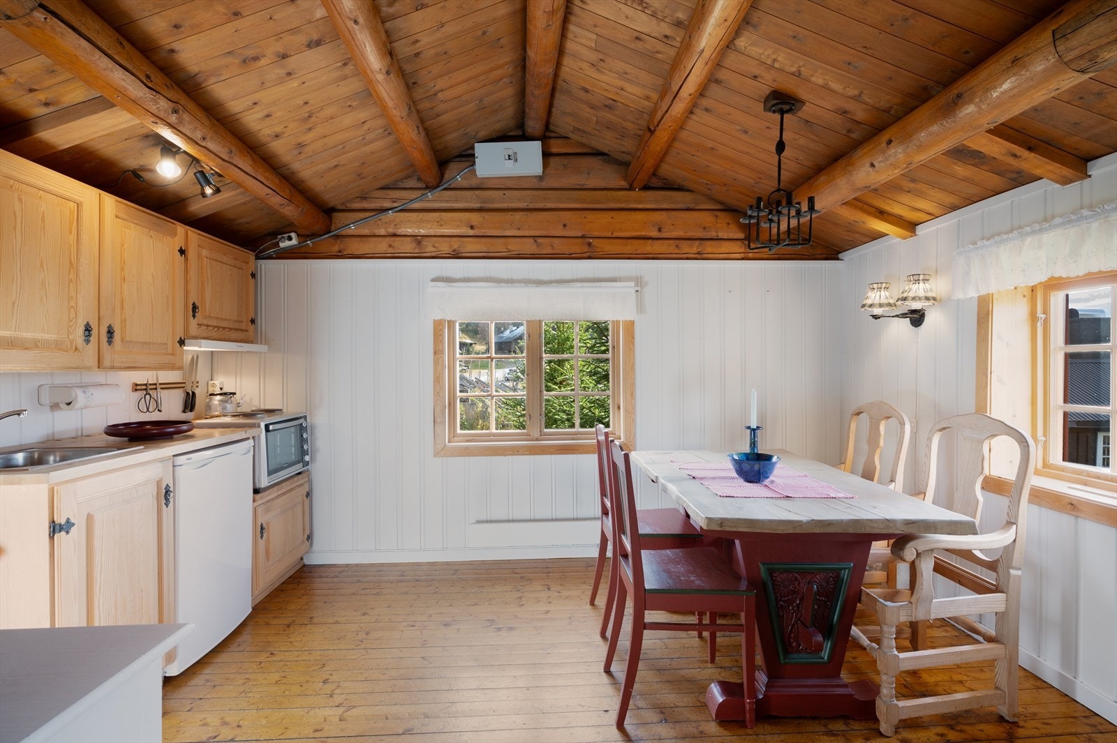 Kjøkkenet er romslig og fint, med plass til spisegruppe. Galleribilde