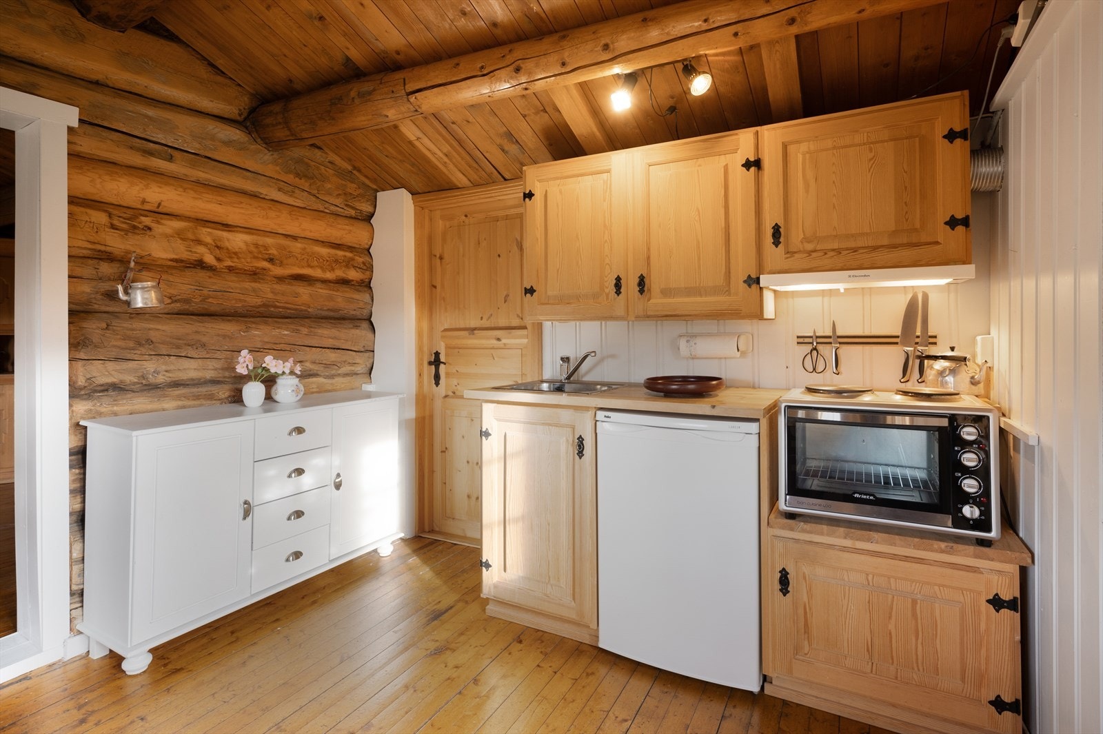 Solid kjøkkeninnredning av tre med profilerte fronter. Galleribilde